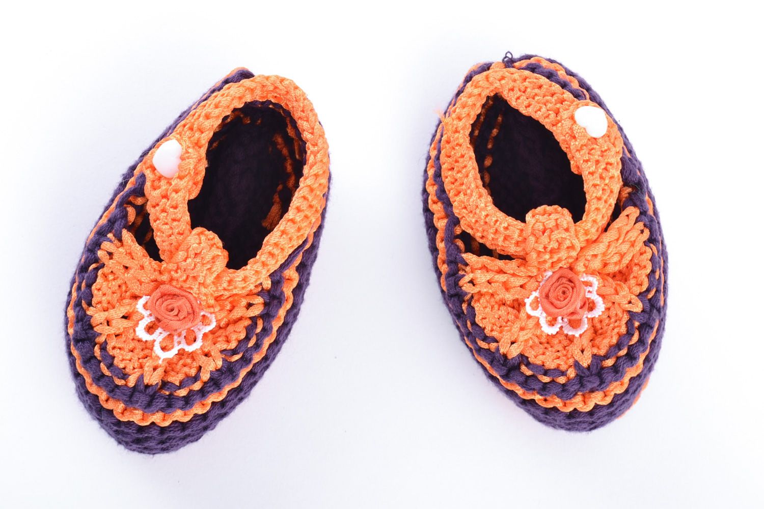 Patucos de bebé tejidos de lana artesanales de color violeta anaranjados  foto 2