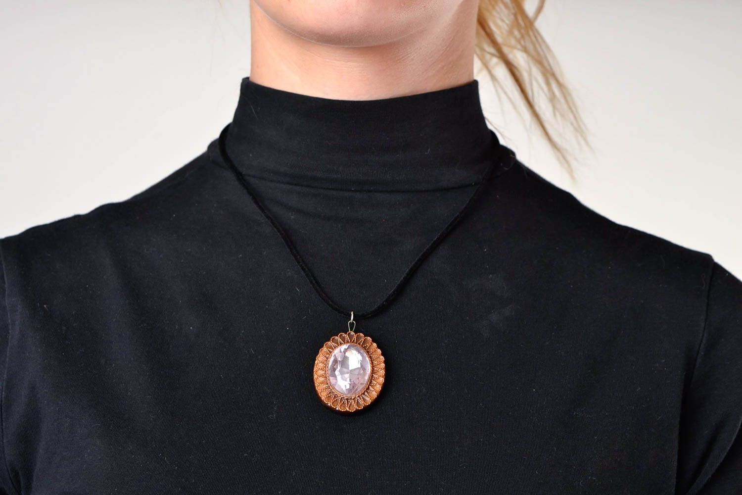 Pendentif design Bijoux fait main Accessoire femme en bois avec strass ovale photo 1