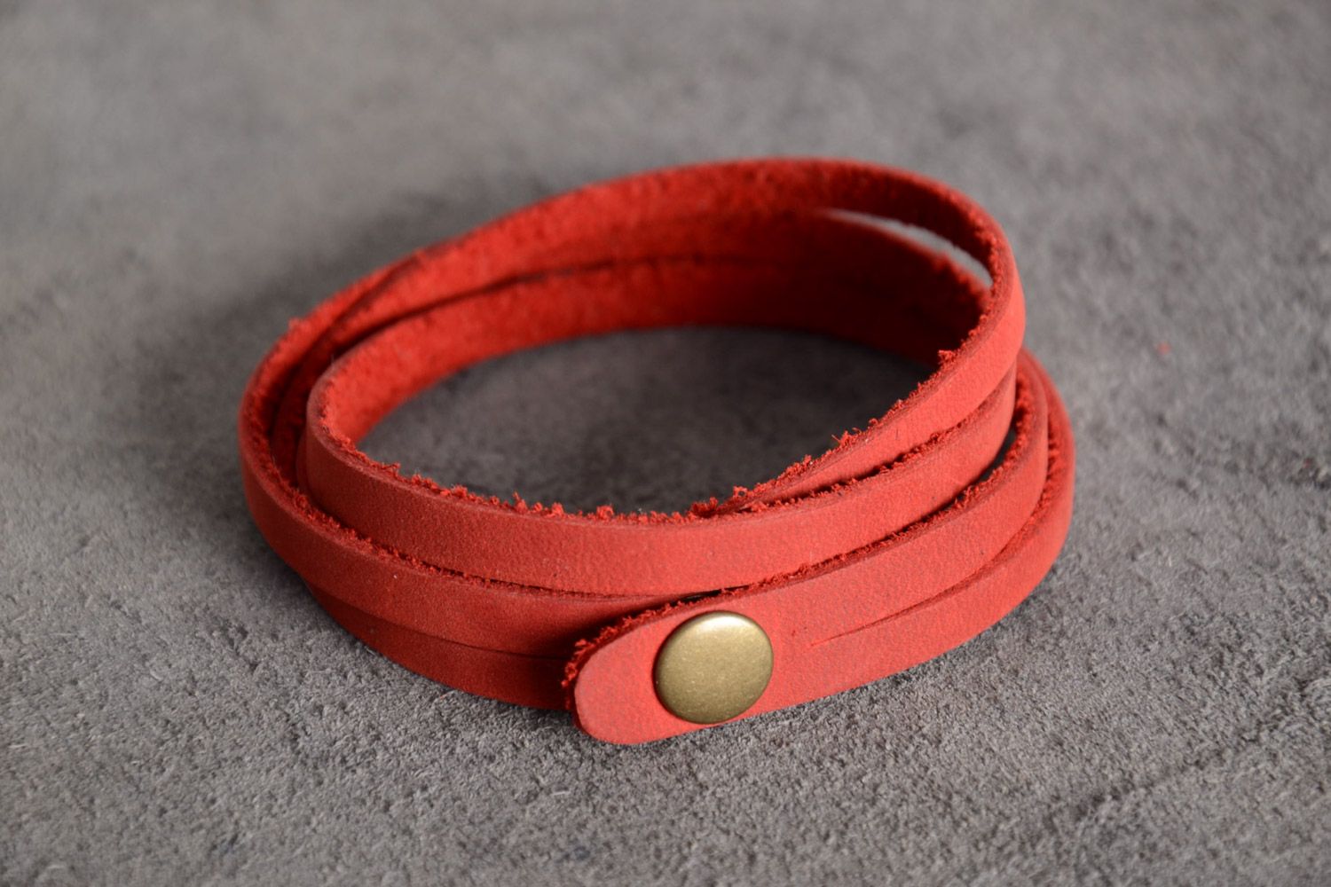 Bracelet multirang en cuir naturel rouge fait main original pour femme photo 1