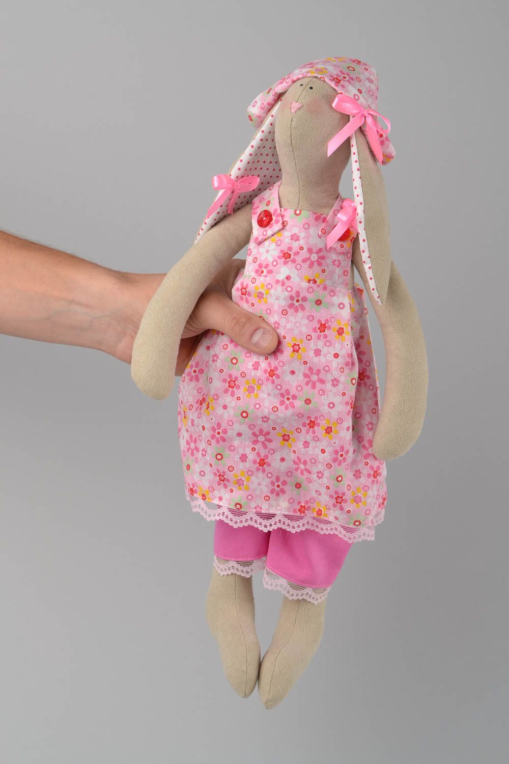 Мягкая игрушка зайчиха из ткани ручной работы в розовом наряде красивая для дома фото 2
