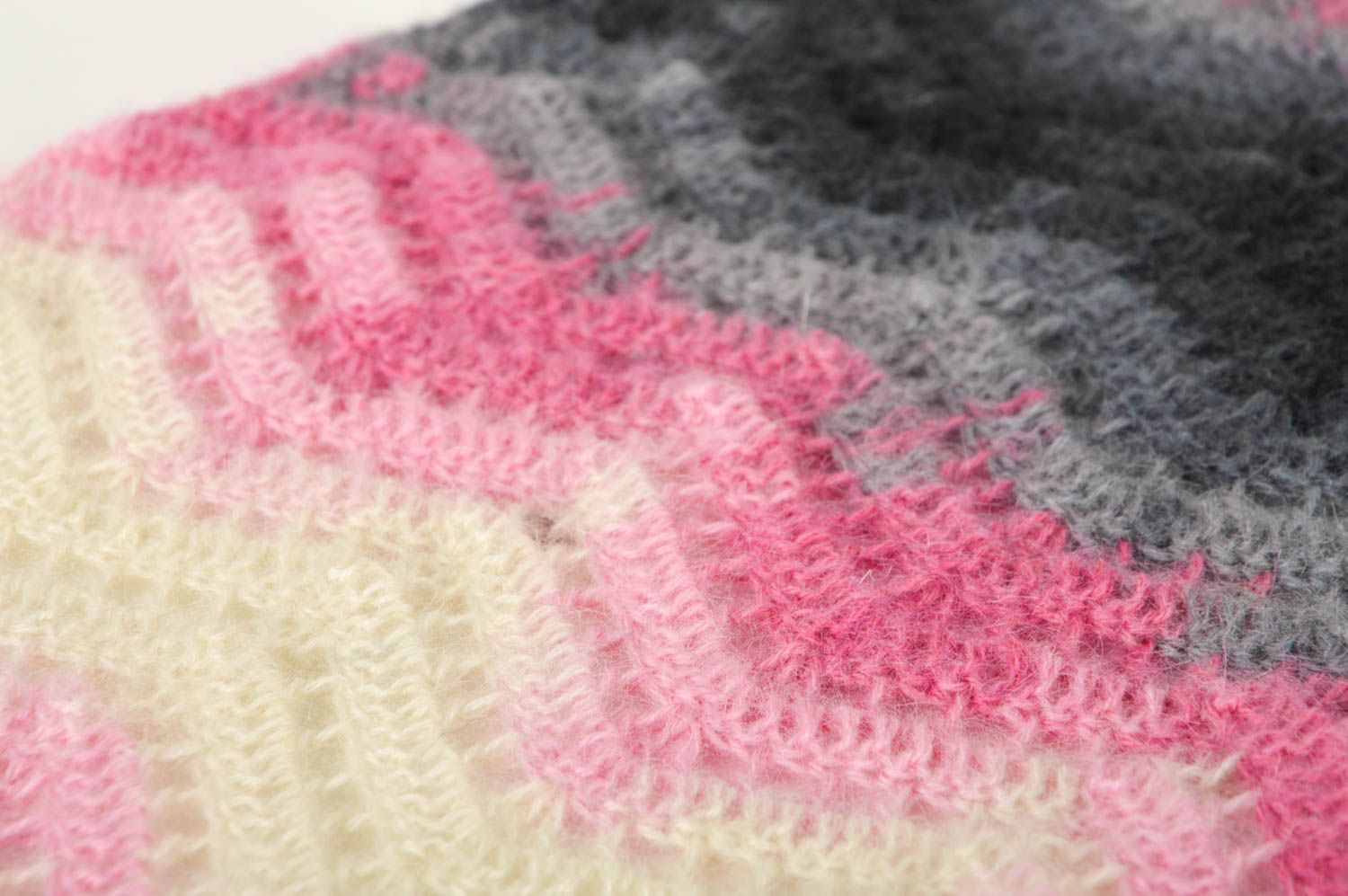 Шарф ручной работы шерстяной шарф крючком серо-розовый узорный женский шарф фото 4