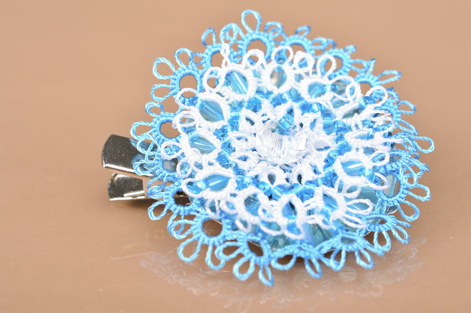 Текстильная брошь-заколка в виде голубого цветка в технике фриволите хэнд мэйд фото 3