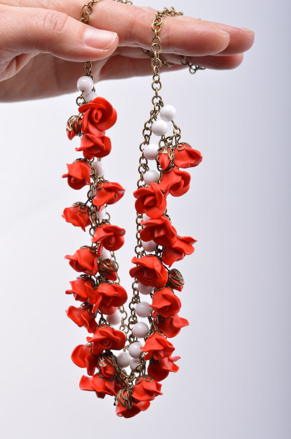 Joli collier en pâte polymère fait main sur chaîne métallique Roses rouges photo 1