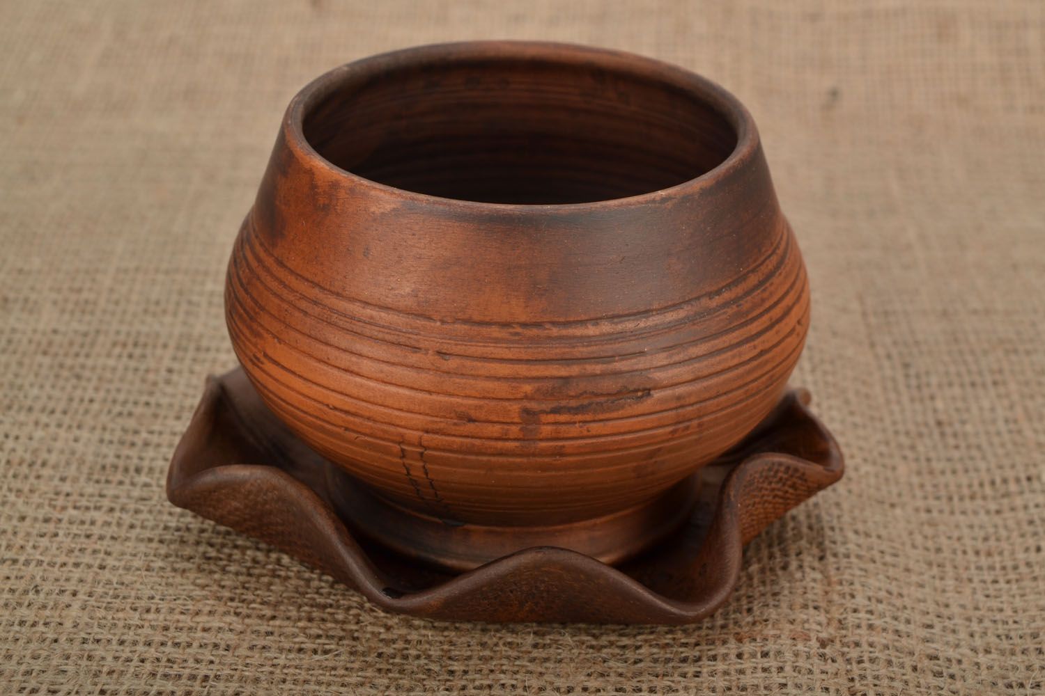 Pot en argile fait main avec couvercle original marron traitement au lait photo 2