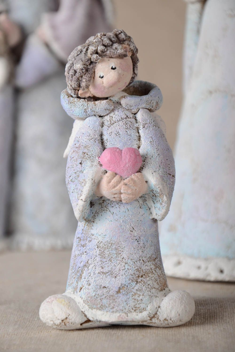 Статуэтка из самозастывающей глины ручной работы в виде ангела с сердцем фото 1