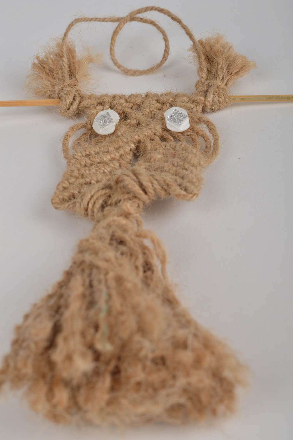 Маленькое бежевое плетеное панно из бечевки в виде совы для декора дома фото 3