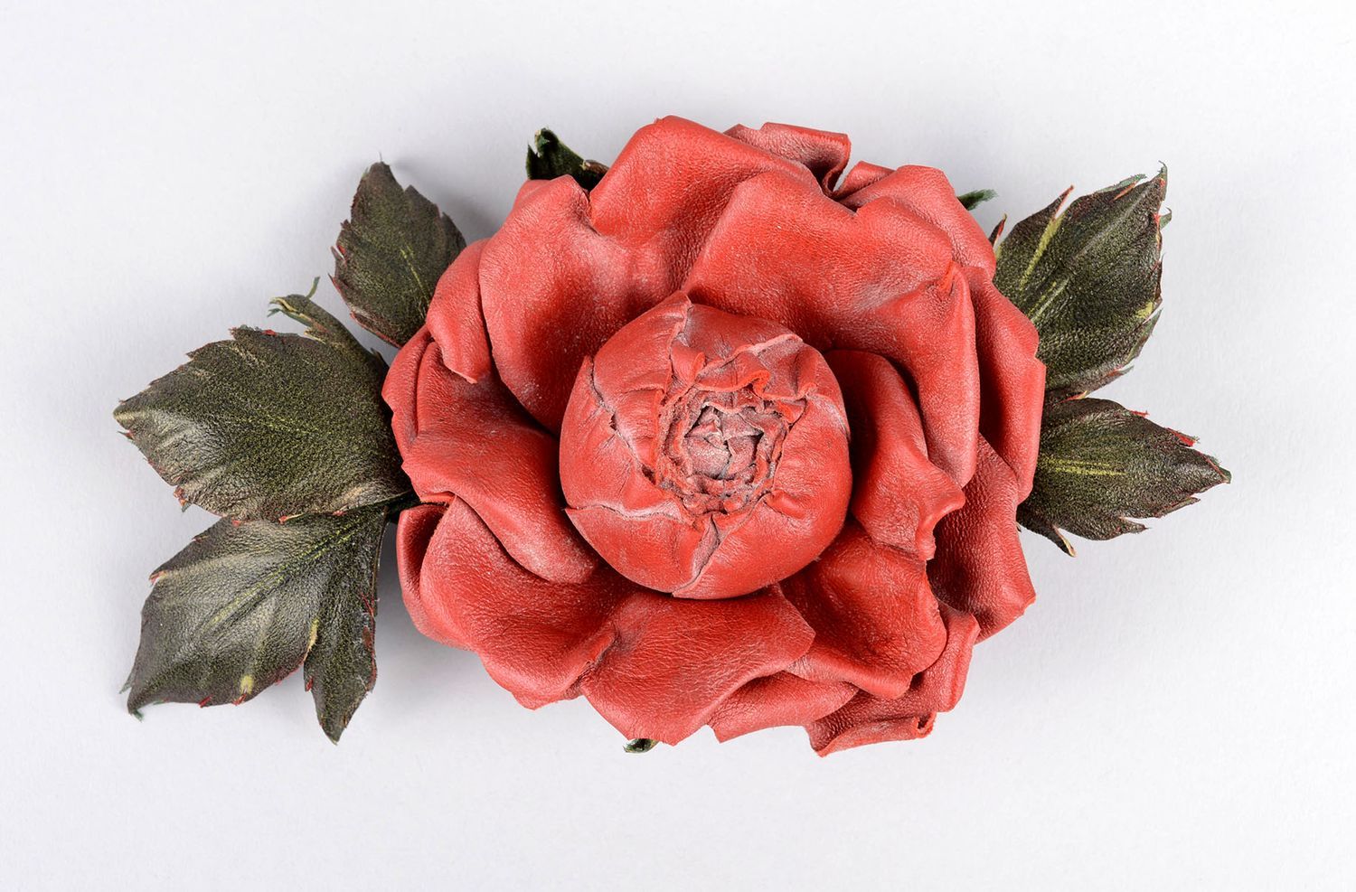 Брошь ручной работы красивая красная брошь-цветок авторское кожаное украшение фото 2