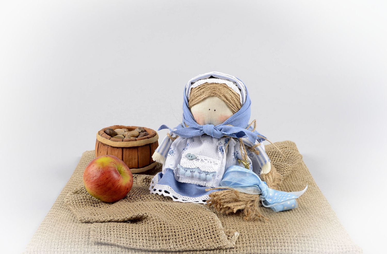 Puppe handgemacht Geschenk Idee Spielzeug Puppe Ethno Deko Amulett aus Leinen foto 5
