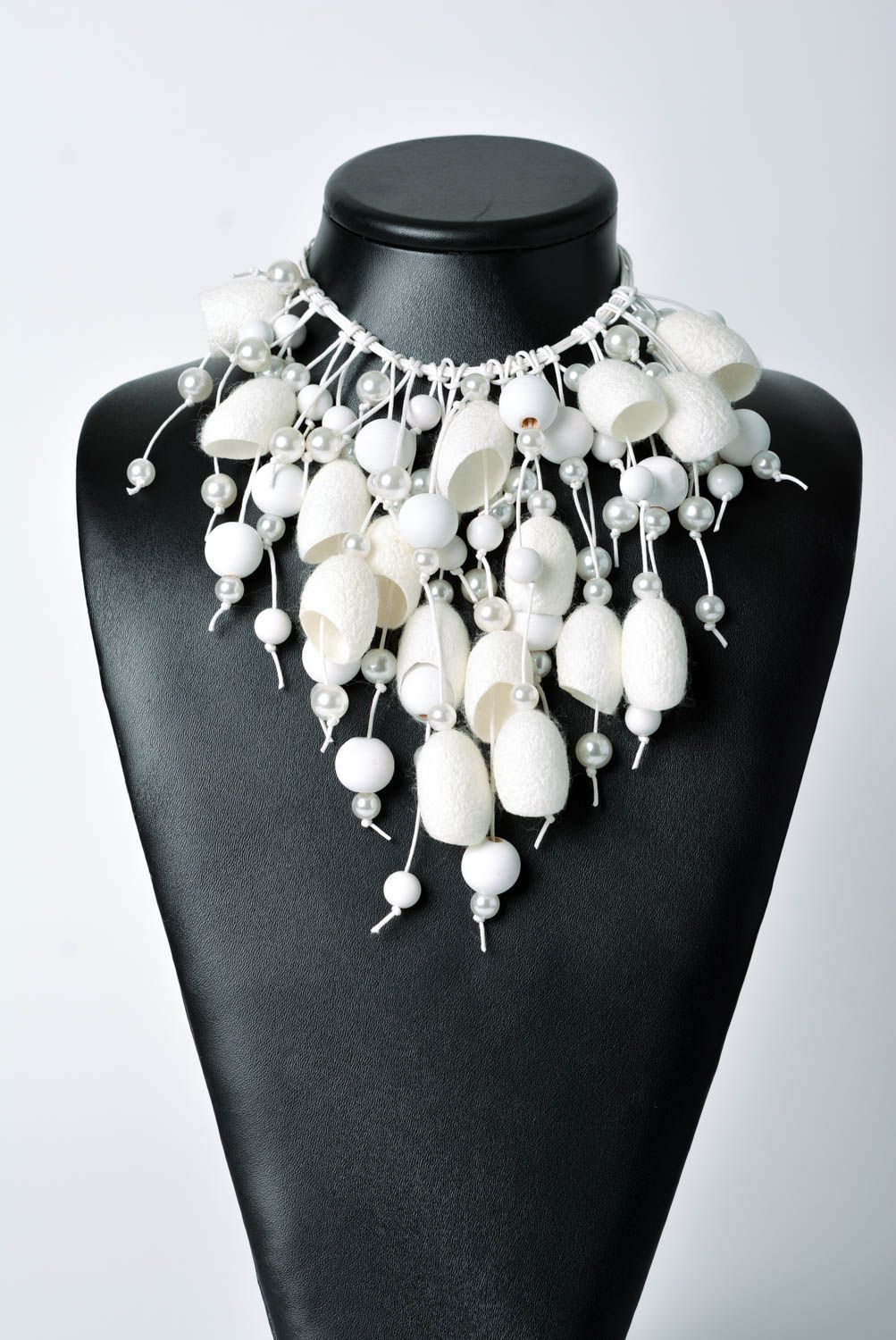 Collier design Bijou fait main perles originales Accessoire femme beau blanc photo 3