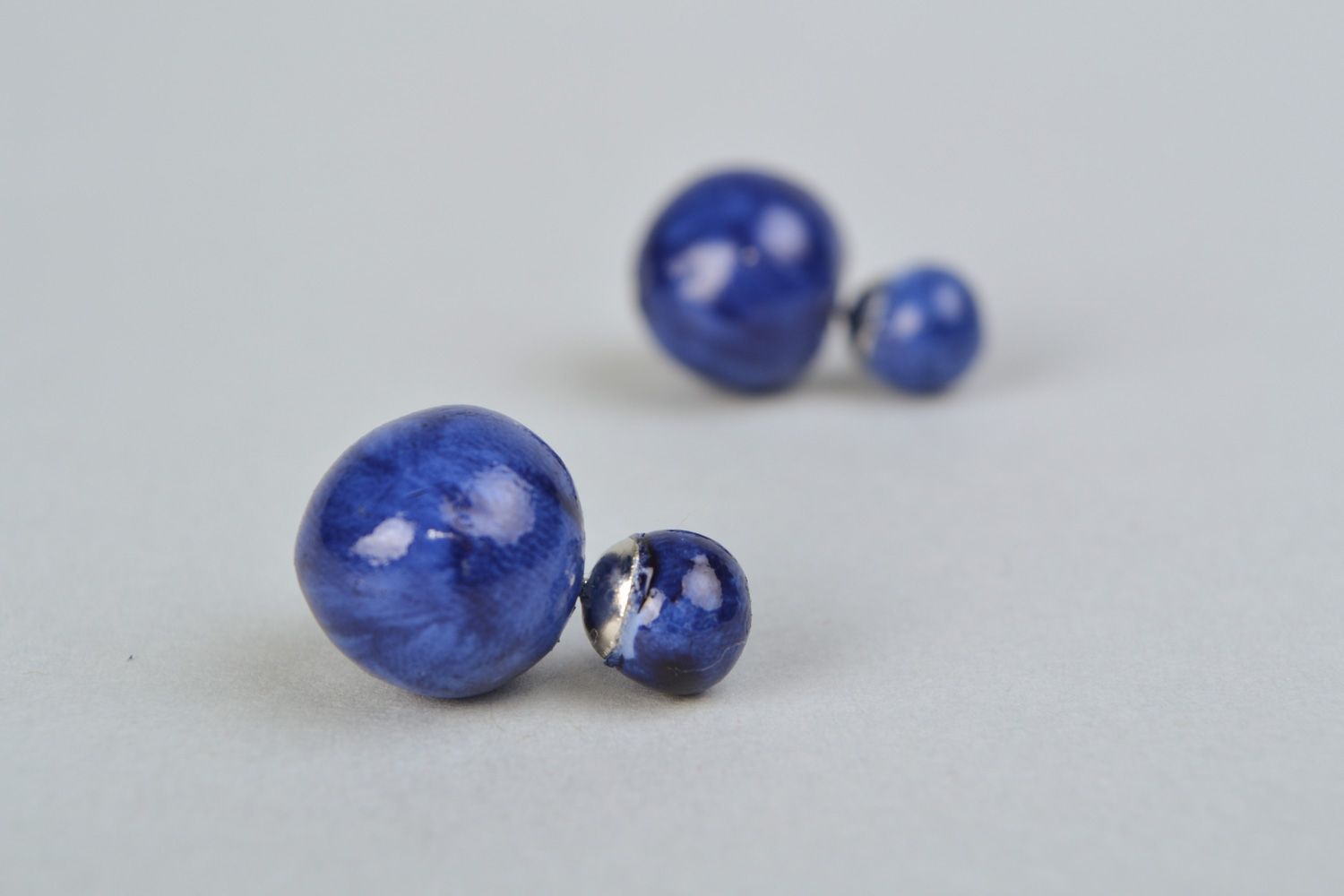 Boucles d'oreilles puces double perle bleues en pâte polymère faites main photo 5