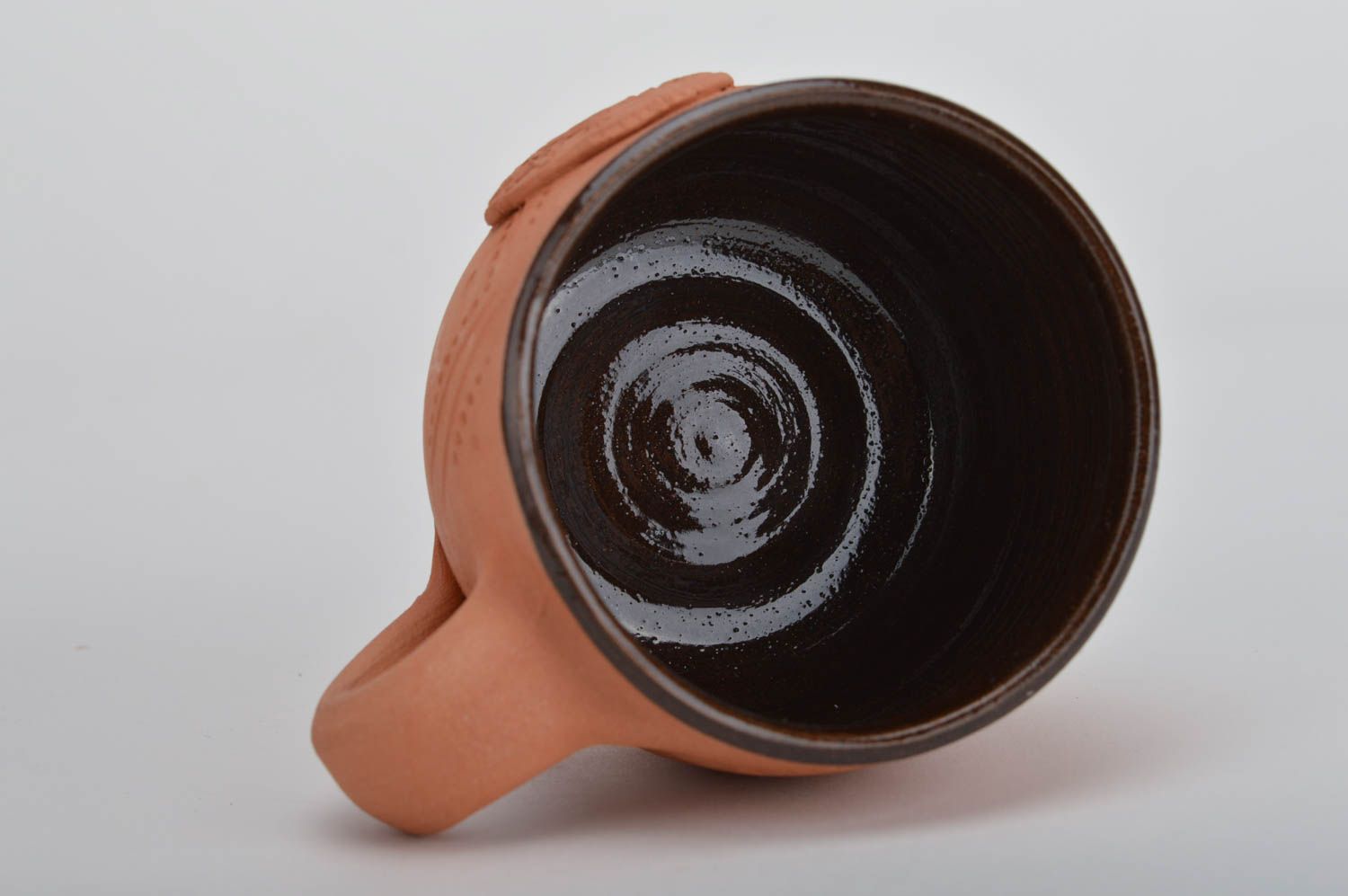 Mug en céramique décoré en relief marron clair taille moyenne fait main photo 5