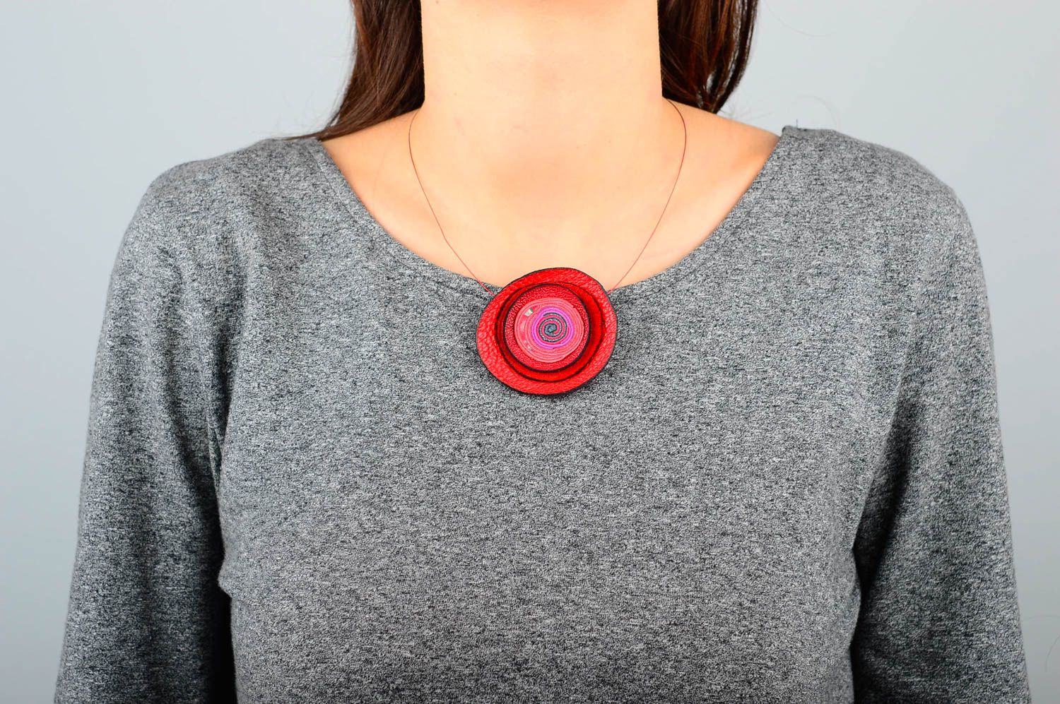 Pendentif en cuir rouge Bijou fait main design sur fil Cadeau pour femme photo 2