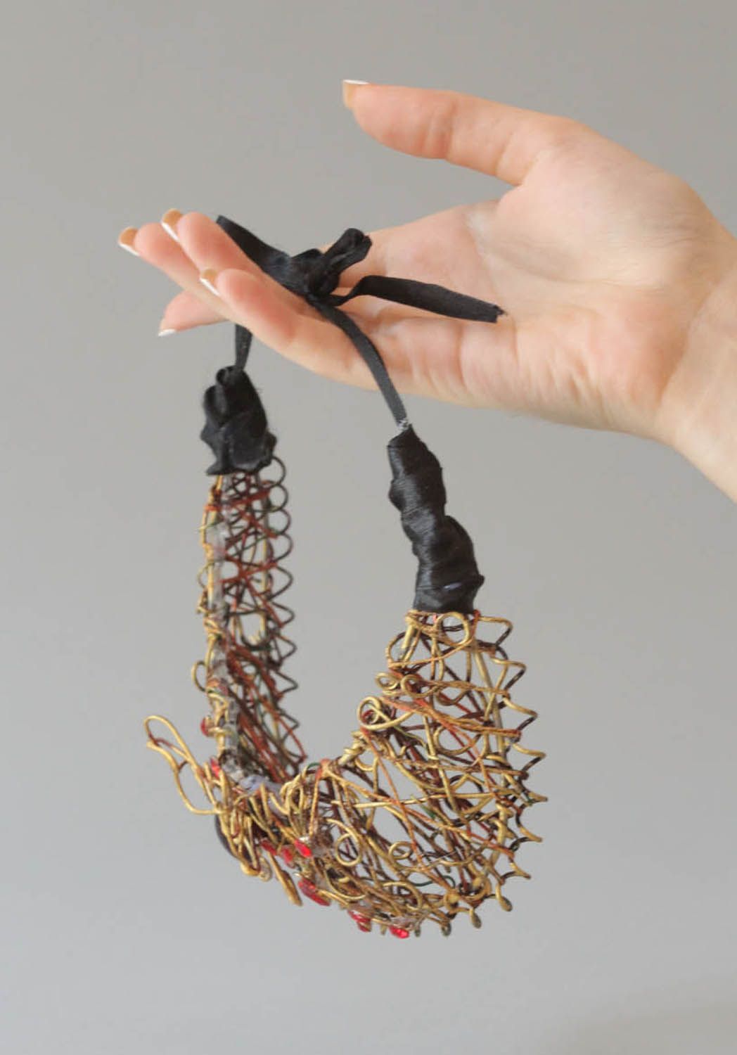 Cuello decorado hecho de alambre foto 5