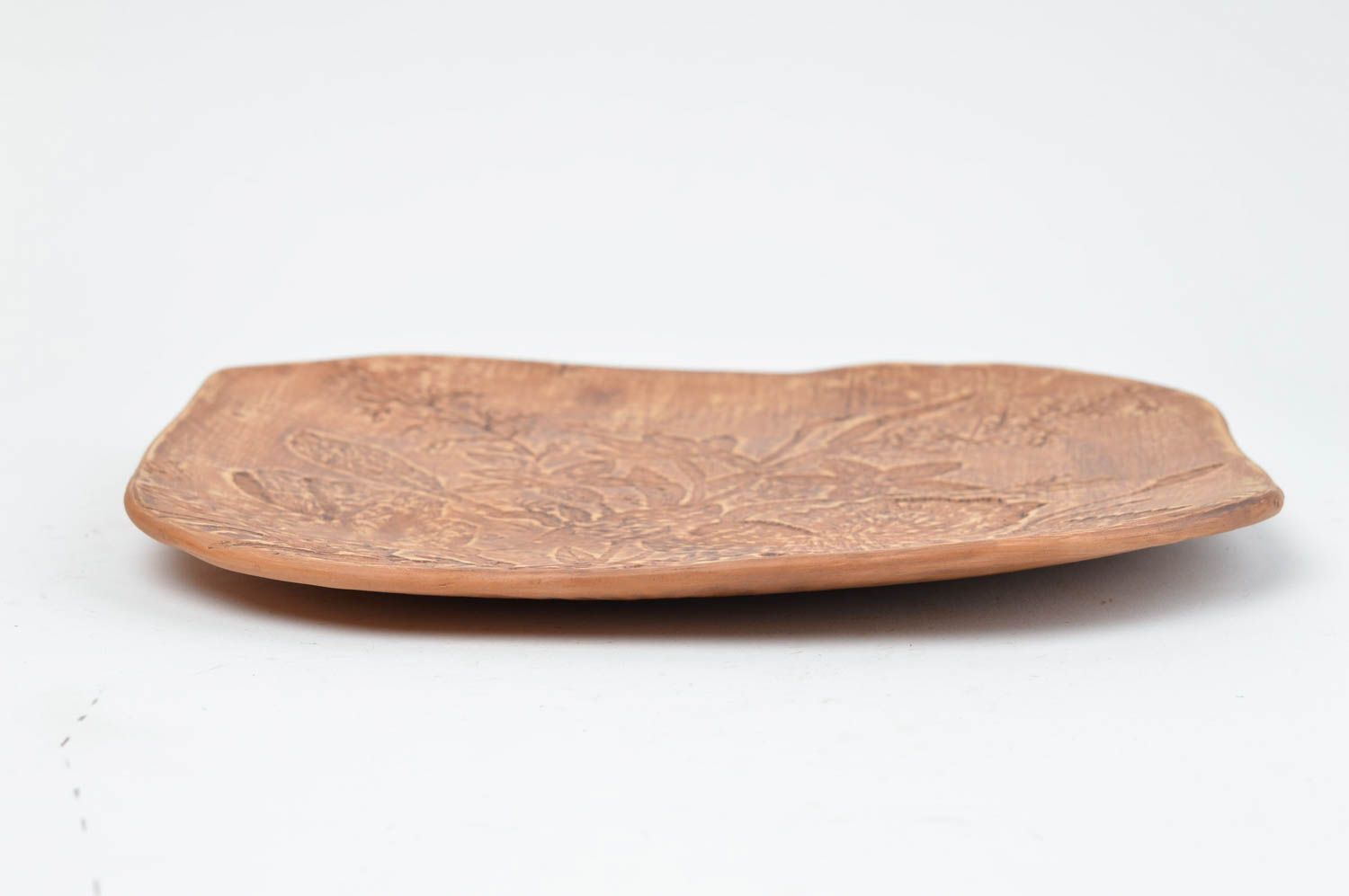 Плоская керамическая тарелка ручной работы из глины с узором для сладостей фото 3