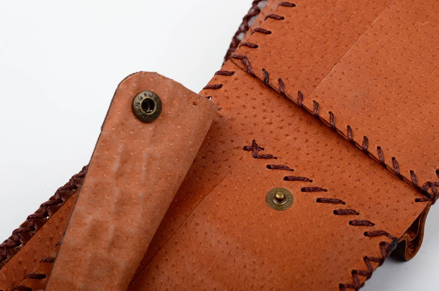 Оригинальный кожаный кошелек с металлическими заклепками ручной работы фото 4