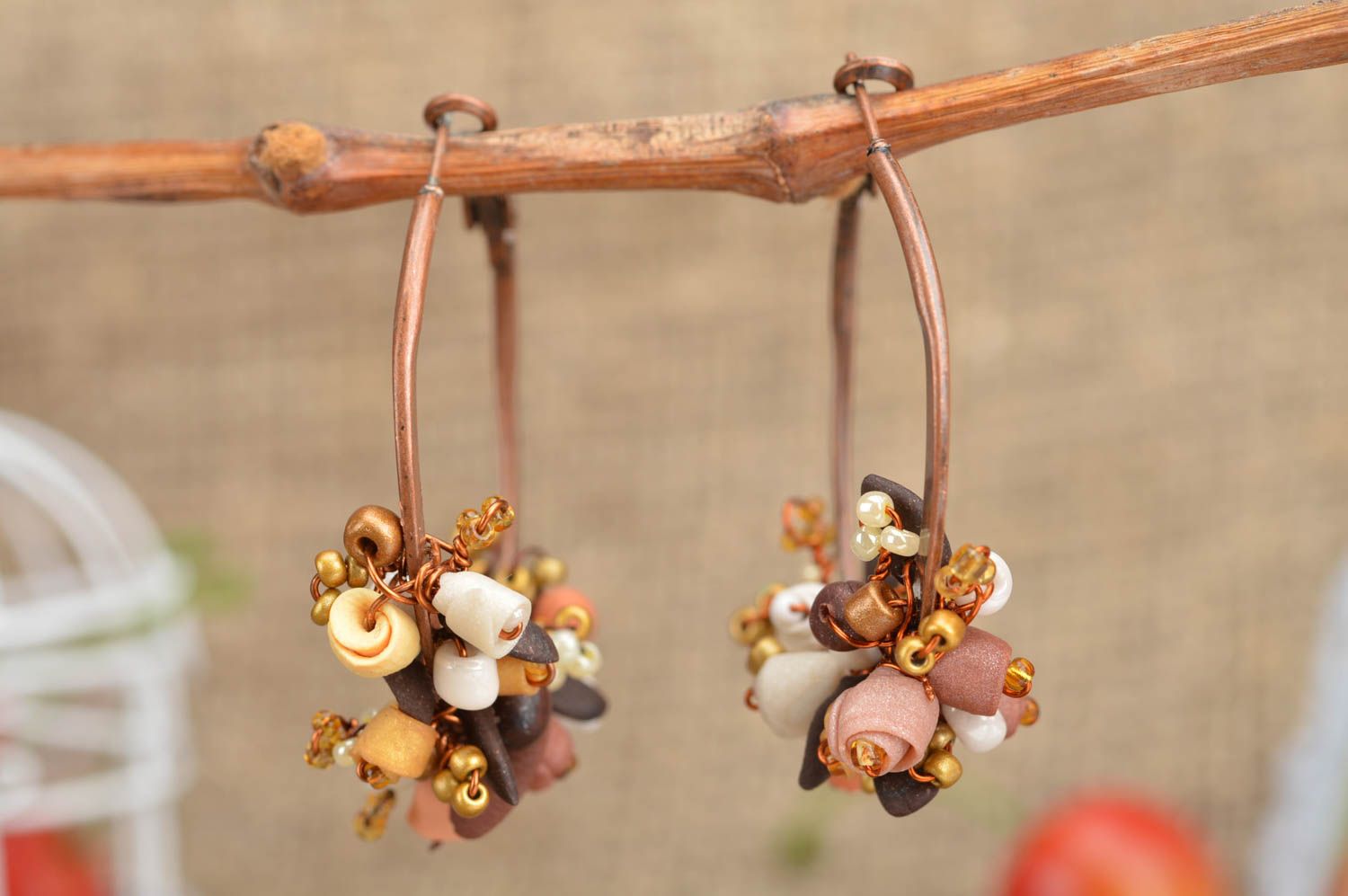 Belles boucles d'oreilles anneaux en métal et pâte polymère faites main design photo 1