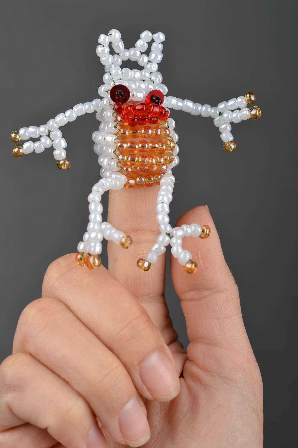Petite marionnette à doigt en perles de rocaille faite main grenouille blanche photo 1