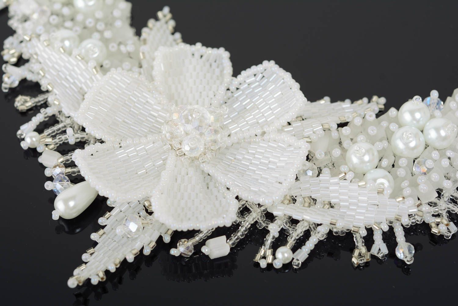 Collier blanc en perles de rocaille fait main large élégant original de soirée photo 2