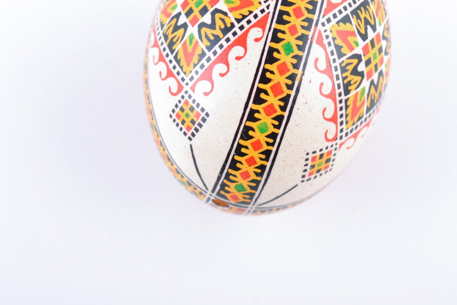 Huevo de Pascua pintado artesanal para decorar casa foto 3