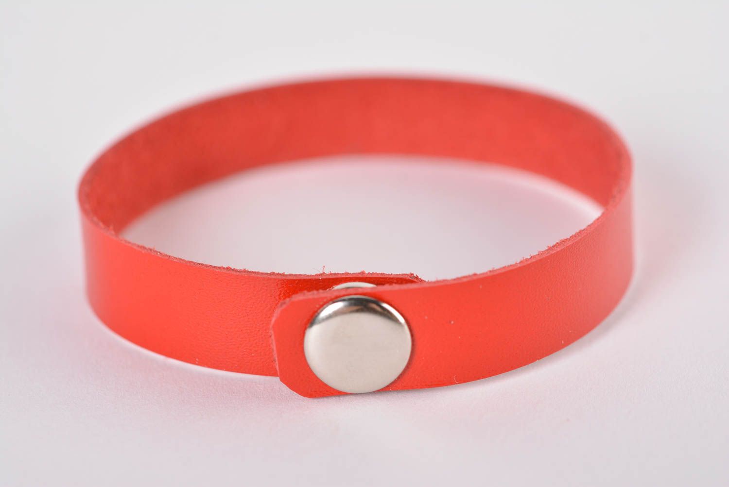 Красный кожаный браслет ручной работы украшение из кожи браслет на руку фото 3