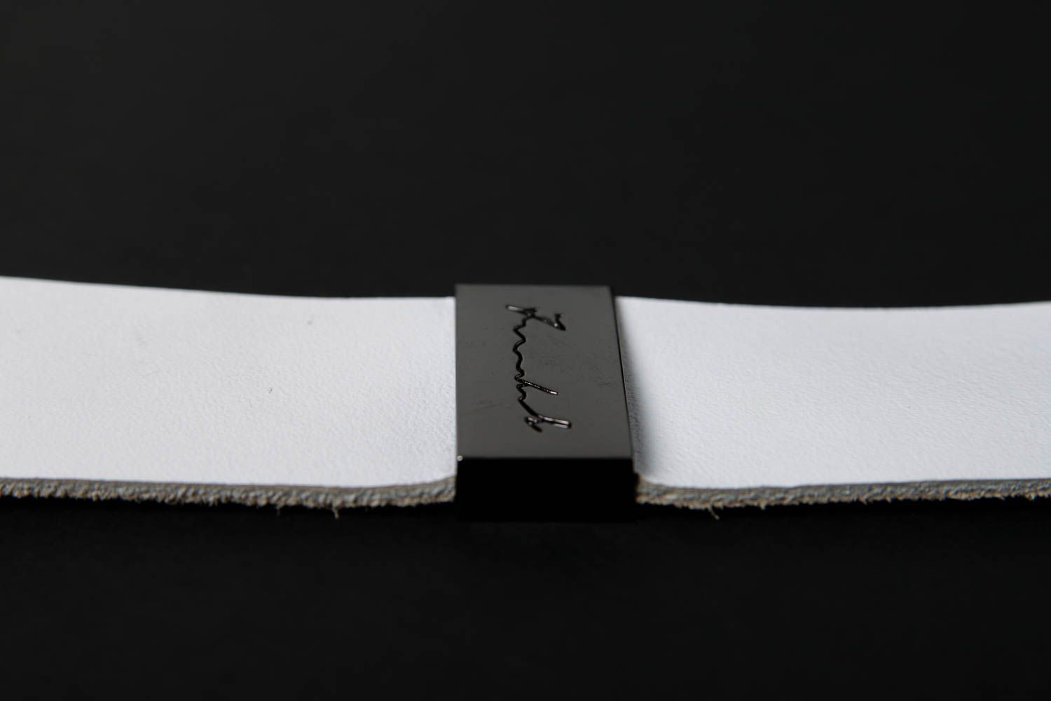 Handmade breites Armband aus Leder weiß Designer Schmuck Accessoire für Frauen  foto 4