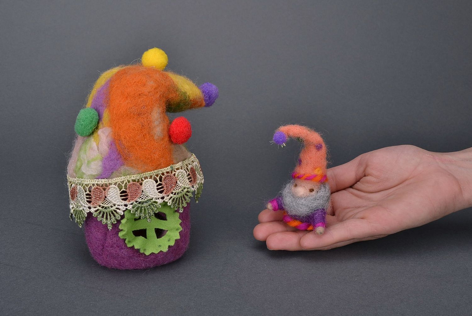 Jouet mou Gnome avec maison fait main en laine photo 4