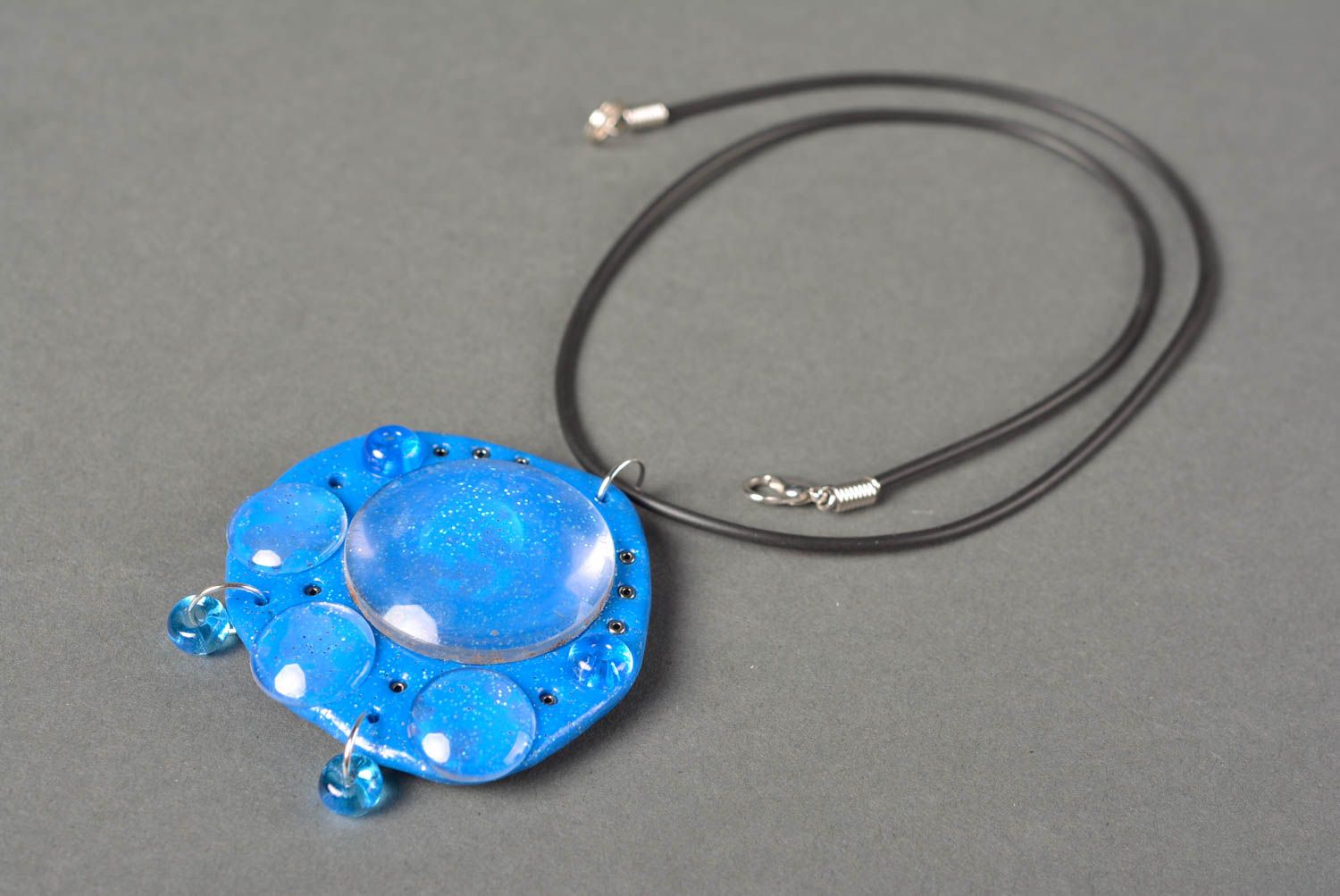 Pendentif pate polymere Bijou fait main Accessoire femme bleu design avec verre photo 4