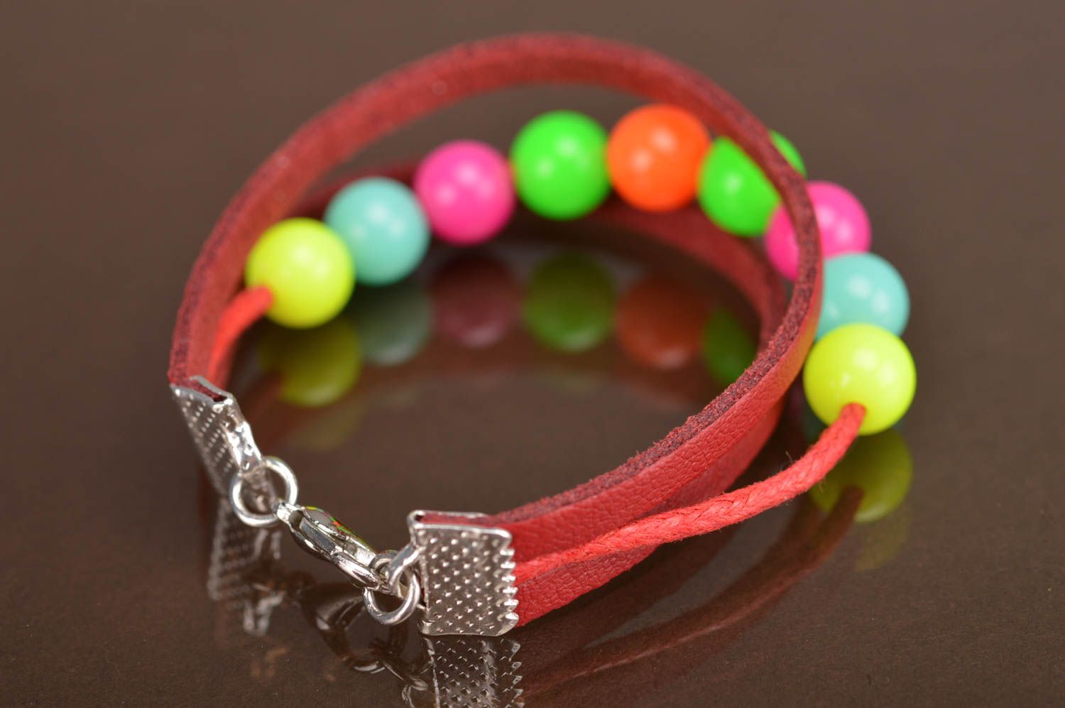 Bracelet en cuir rouge et perles fantaisie multicolores fait main Arc-en-ciel photo 5