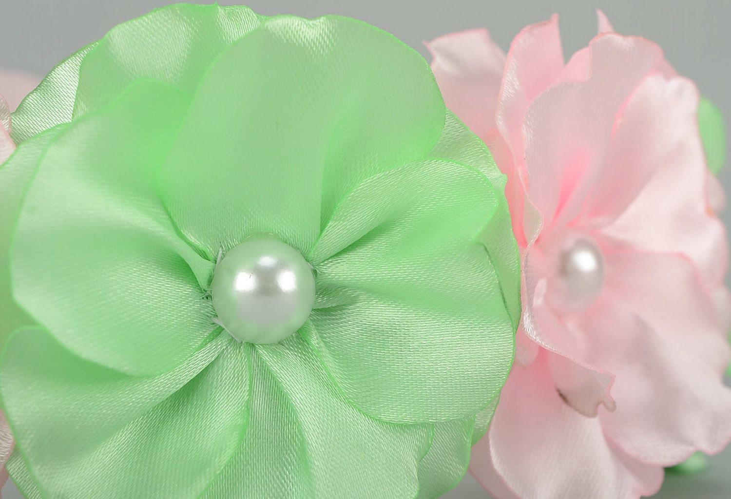 Diadema o corona de color Verde claro-rosado con flores de seda foto 3