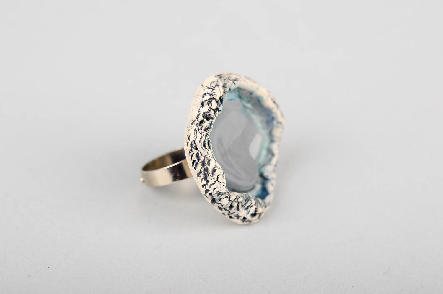 Кольцо ручной работы оригинальный подарок модное кольцо из белой глины фото 3