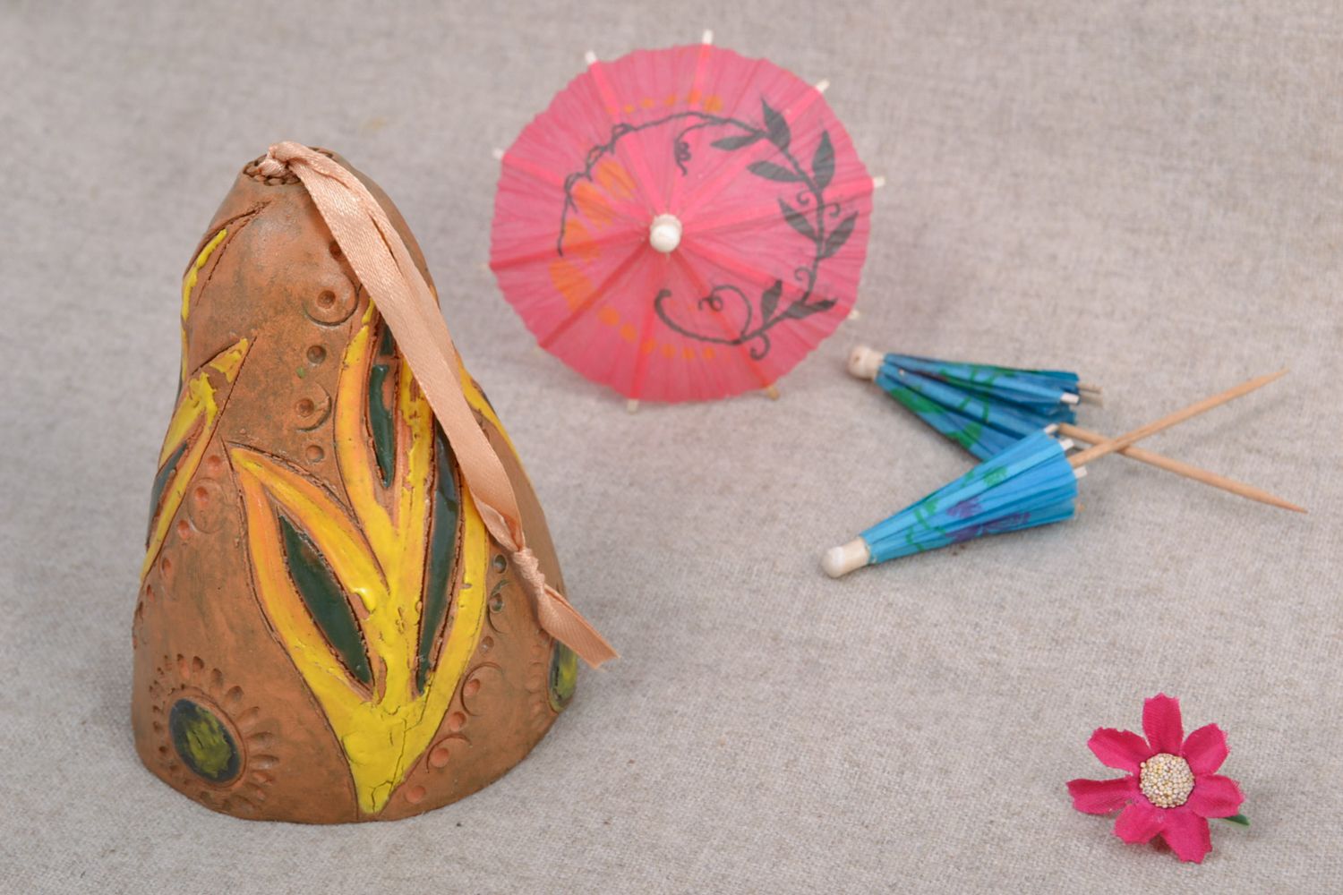 Petite cloche en terre cuite brune à motif floral couleurs acryliques faite main photo 1