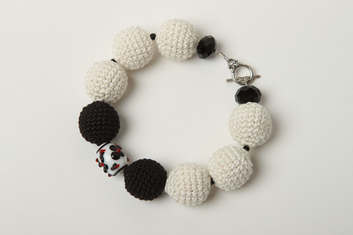 Bracelet noir et blanc Bijou fait main perles en bois fils de coton Cadeau femme photo 2