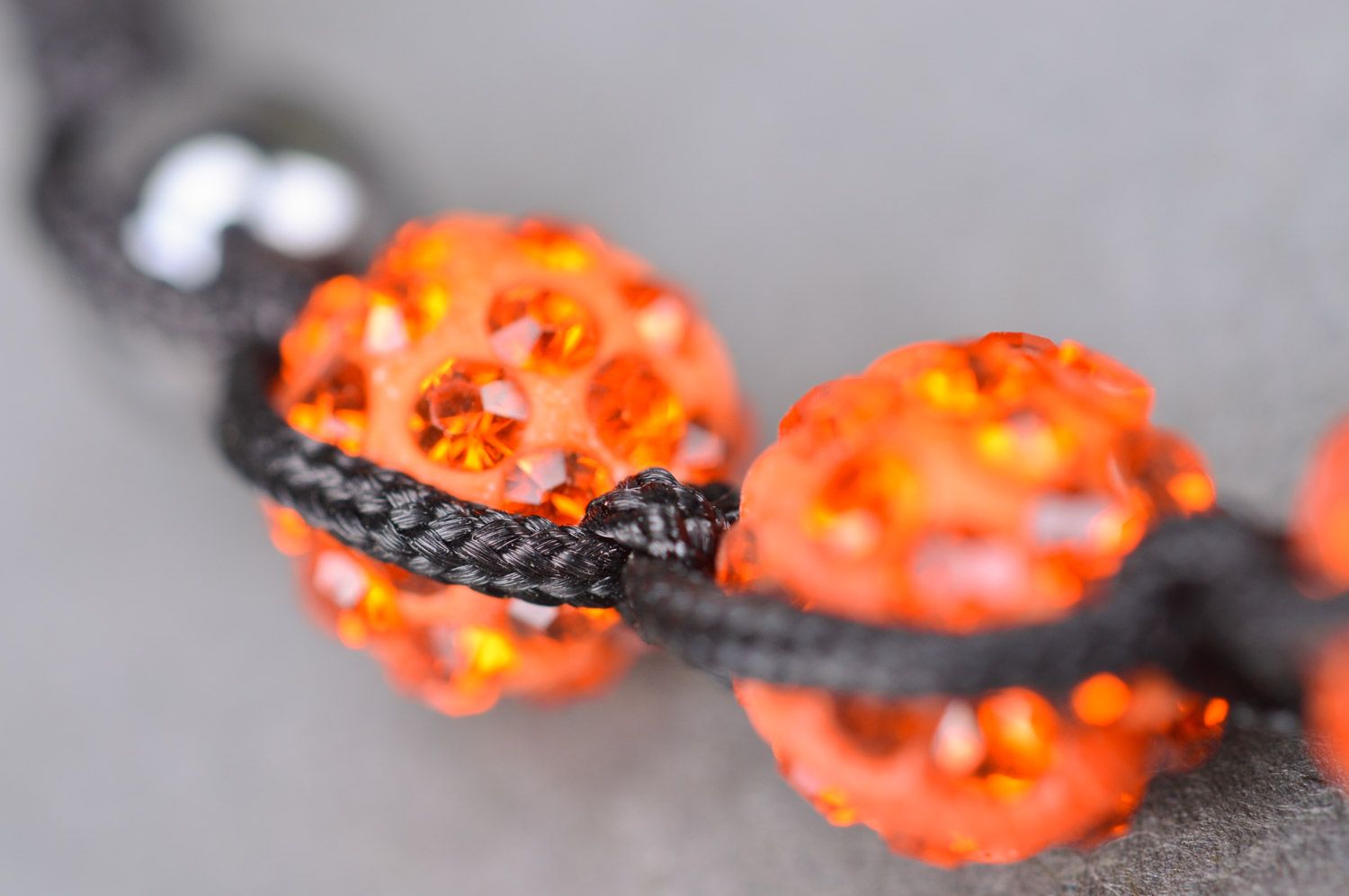 Bracelet en perles fantaisie et fils tressé fait main orange design original photo 4