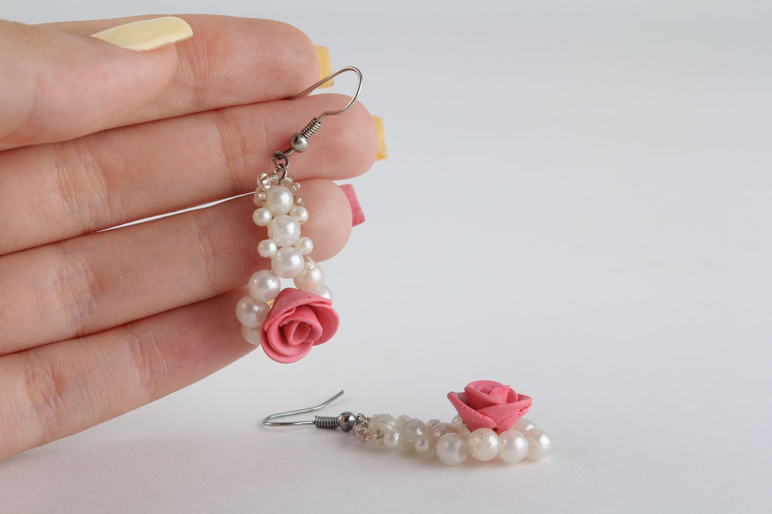 Boucles d'oreilles fleurs en pâte polymère et perles fantaisies photo 4
