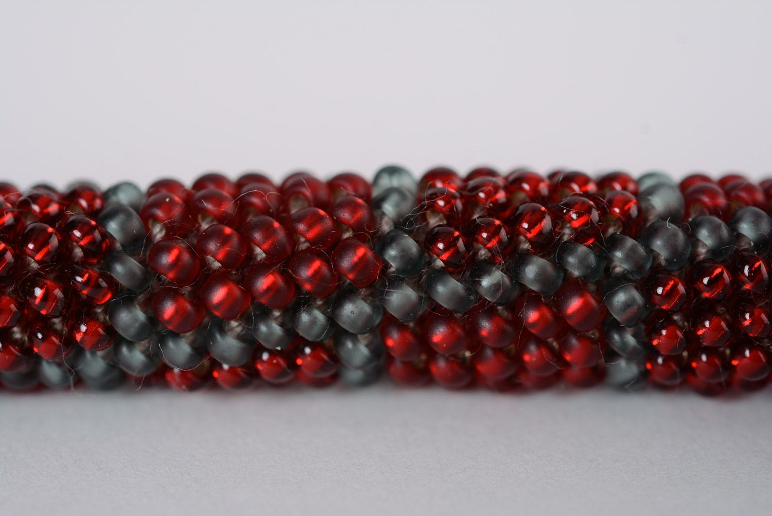 Bracelet spirale en perles de rocaille fait main original rouge ornementé photo 4