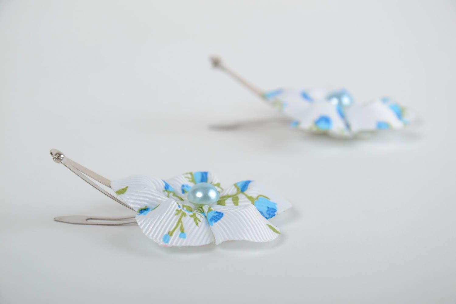 Set of 2 white handmade children's rep ribbon flower hair clips photo 4