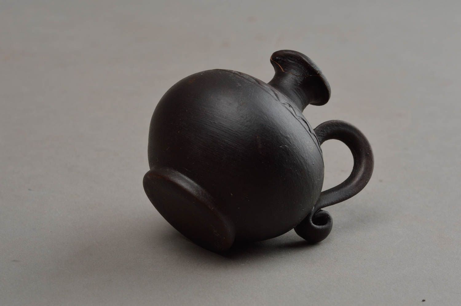 Petit vase noir décoratif en forme de cruche fait main en argile avec anse photo 4