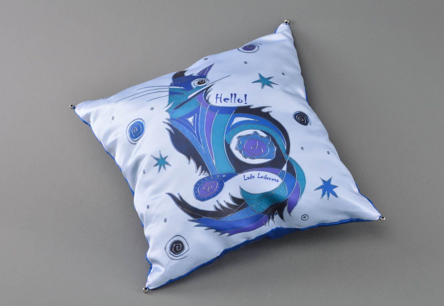 Подушка из атласа и шелка с рисунком интерьерная ручной работы Синяя кошка фото 1