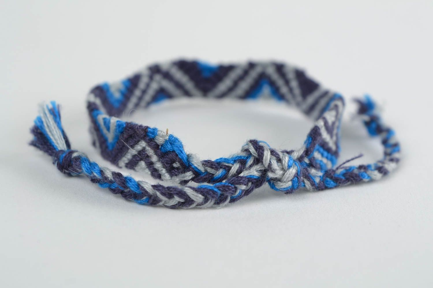 Наручный браслет фенечка из ниток в технике макраме ручной работы синий с голубым фото 4