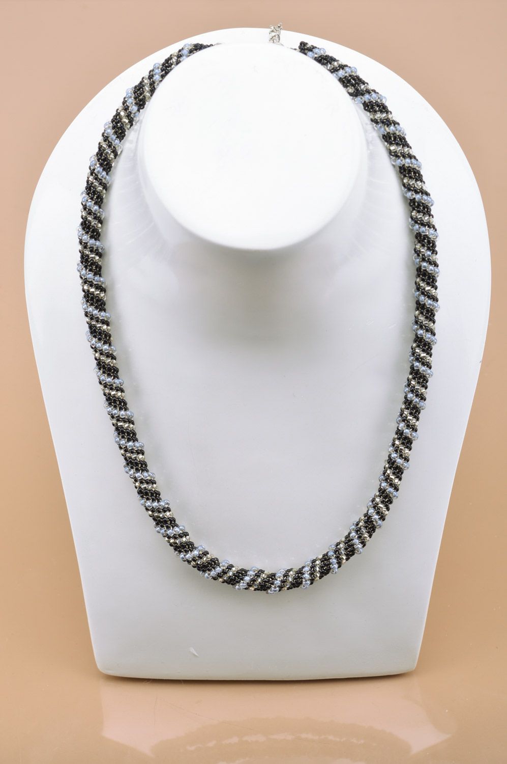 Collier spirale tressé en perles de rocaille noir et blanc bijou de créateur photo 3