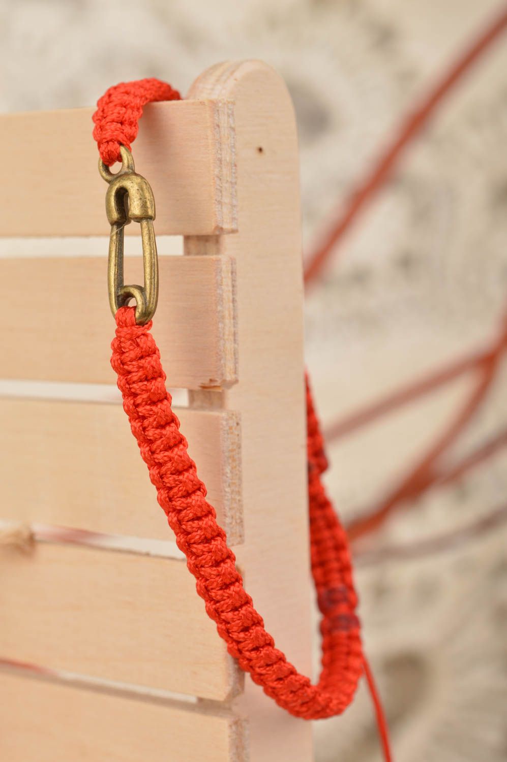 Красный браслет из шелковых ниток с булавкой плетеный тонкий ручной работы фото 1