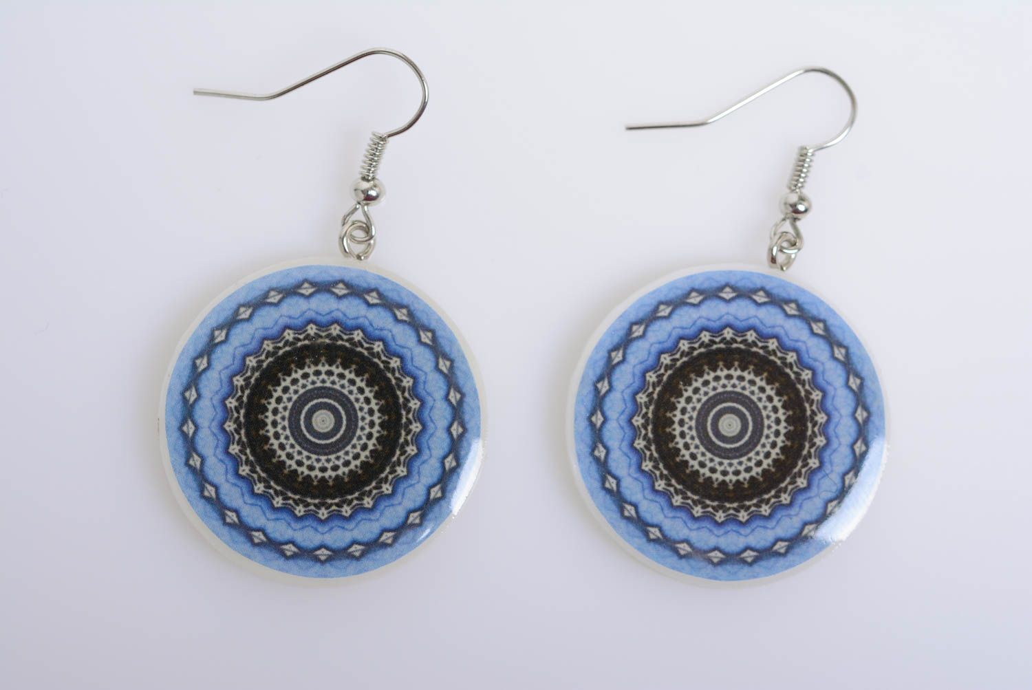 Blaue Ohrringe aus Polymer Ton handmade mit Ethno Ornament in Decoupage lackiert foto 4