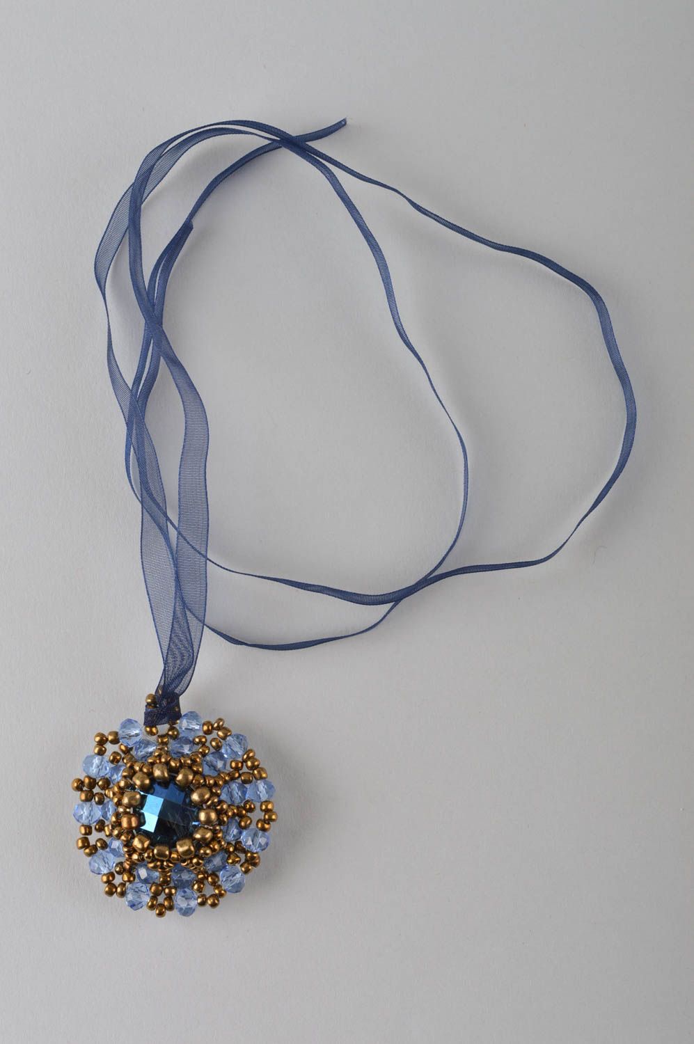 Pendentif rond bleu Bijou fait main perles de rocaille original Cadeau femme photo 2