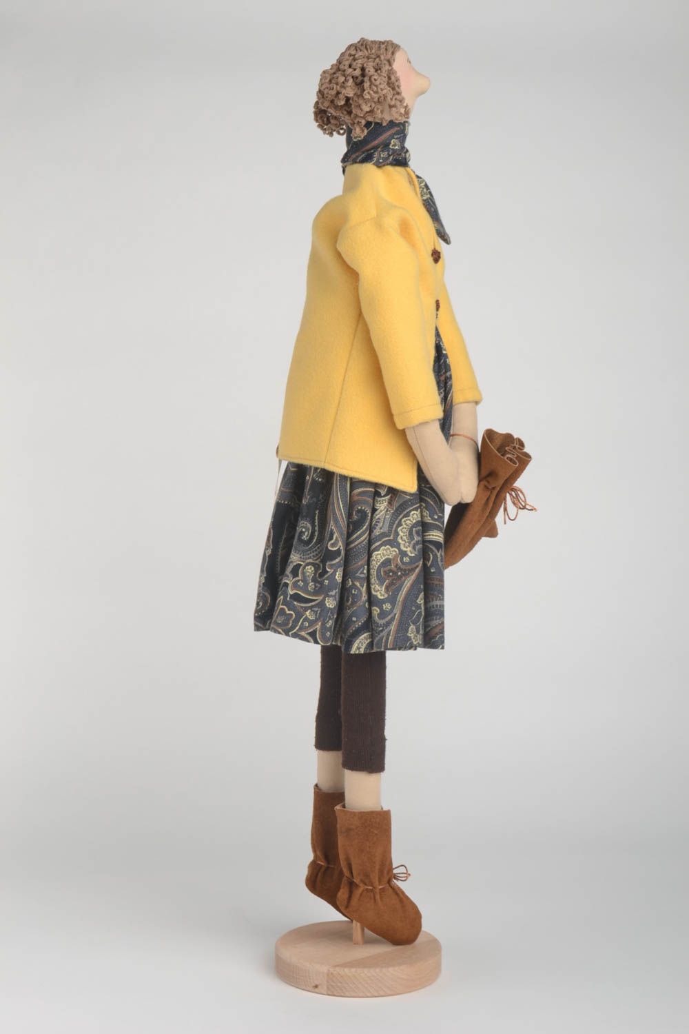 Кукла ручной работы авторская кукла на подставке тряпичная кукла в желтом фото 3