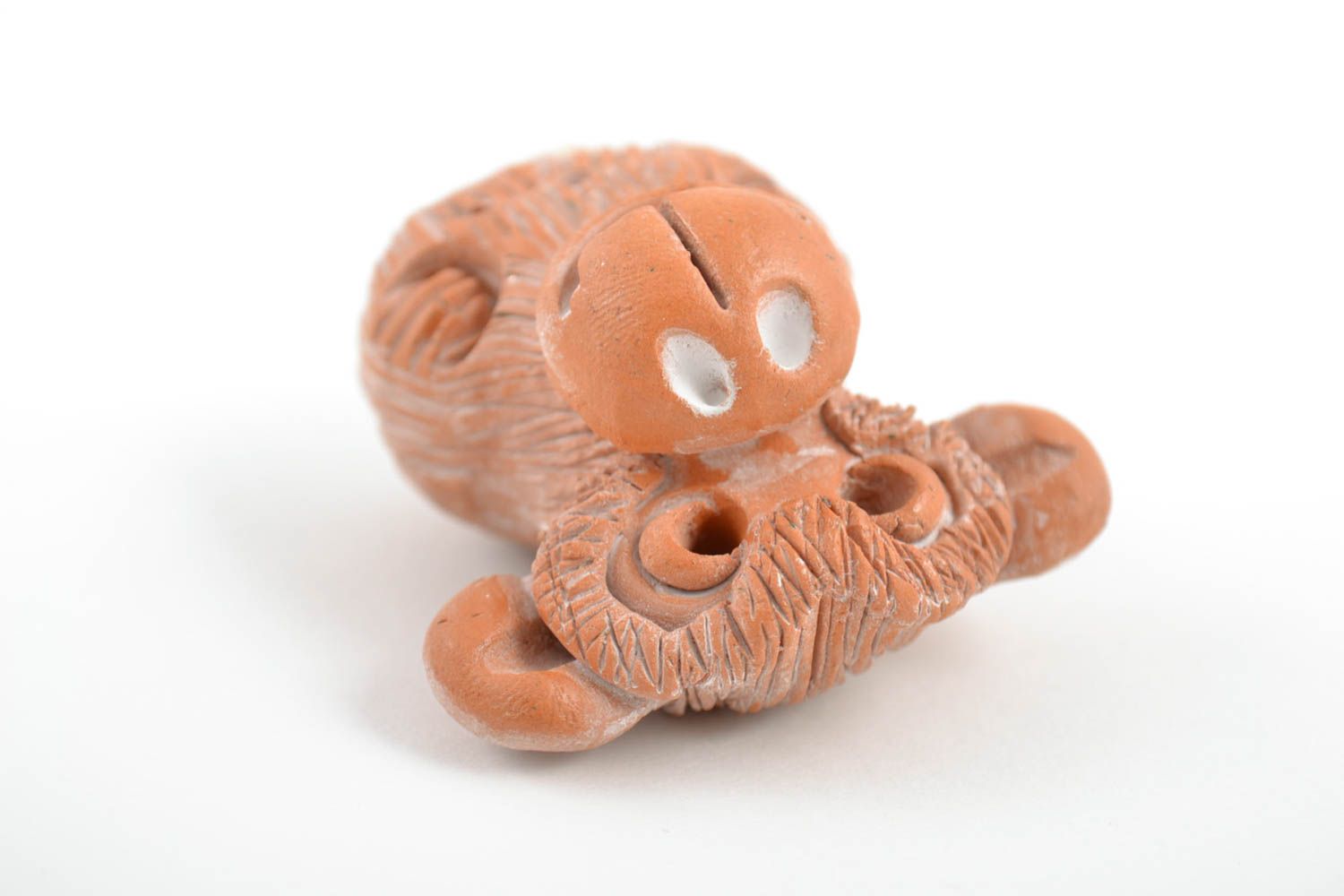Handgemachte kleine lustige braune Keramik Statuette Affe mit Acrylfarben bemalt foto 5