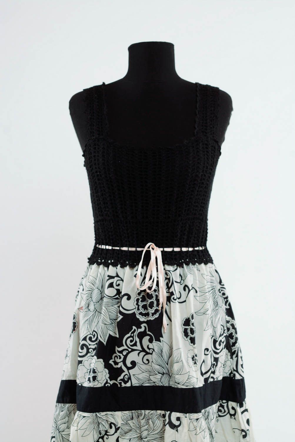 Gehäkeltes knielanges Sommerkleid aus Acryl und Halbwolle foto 2