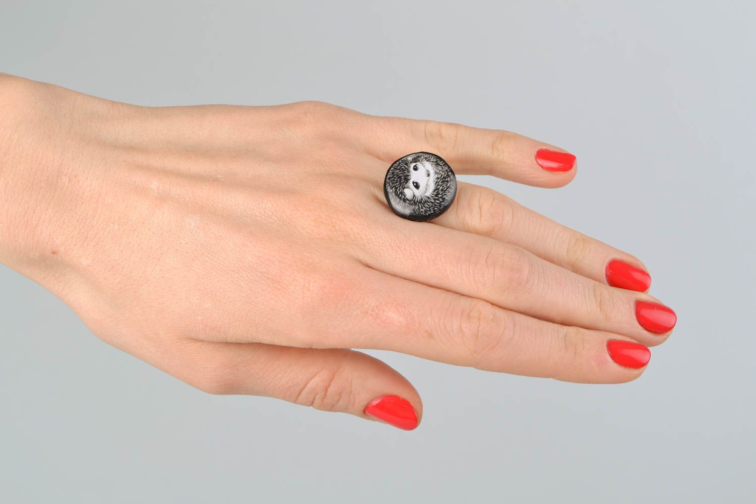Круглое кольцо из полимерной глины в технике декупаж Ежик фото 2