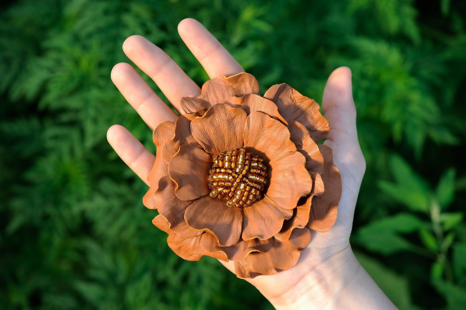 Broche fleur en cuir et perles faite main
 photo 4