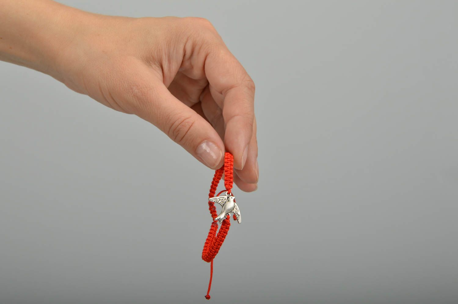 Bracelet fait main en lacet ciré rouge avec oiseau métallique pour femme photo 2