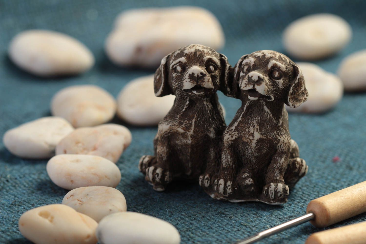 Статуэтка из полимерной смолы и мраморной пудры пара собак миниатюрная хенд мейд фото 1